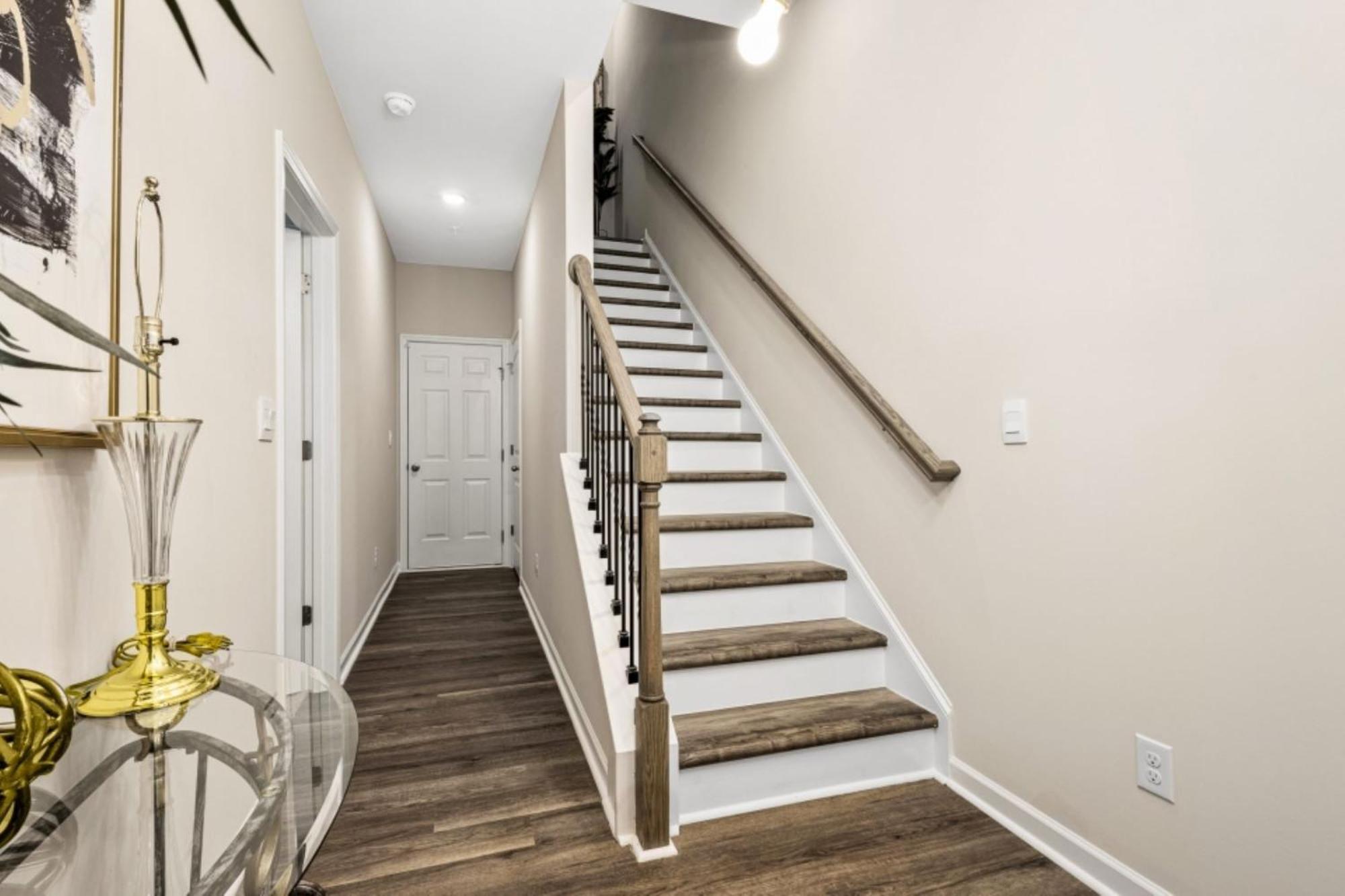 Homestay Price Cut, New Lux 5 Mins To Airport , 15 Min To Downtown, 25 Min To Buckhead With 3 Beds And 3 Baths *