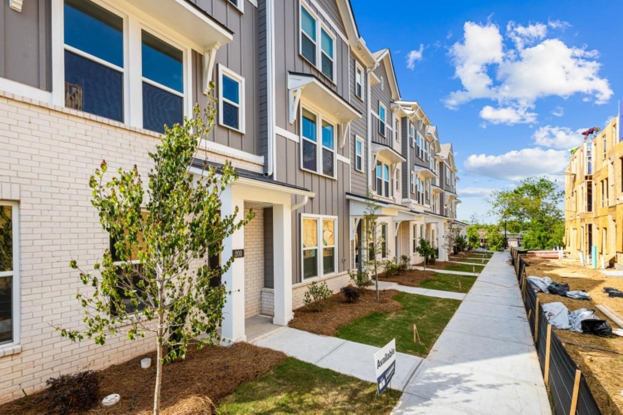 Price Cut, New Lux 5 Mins To Airport , 15 Min To Downtown, 25 Min To Buckhead With 3 Beds And 3 Baths