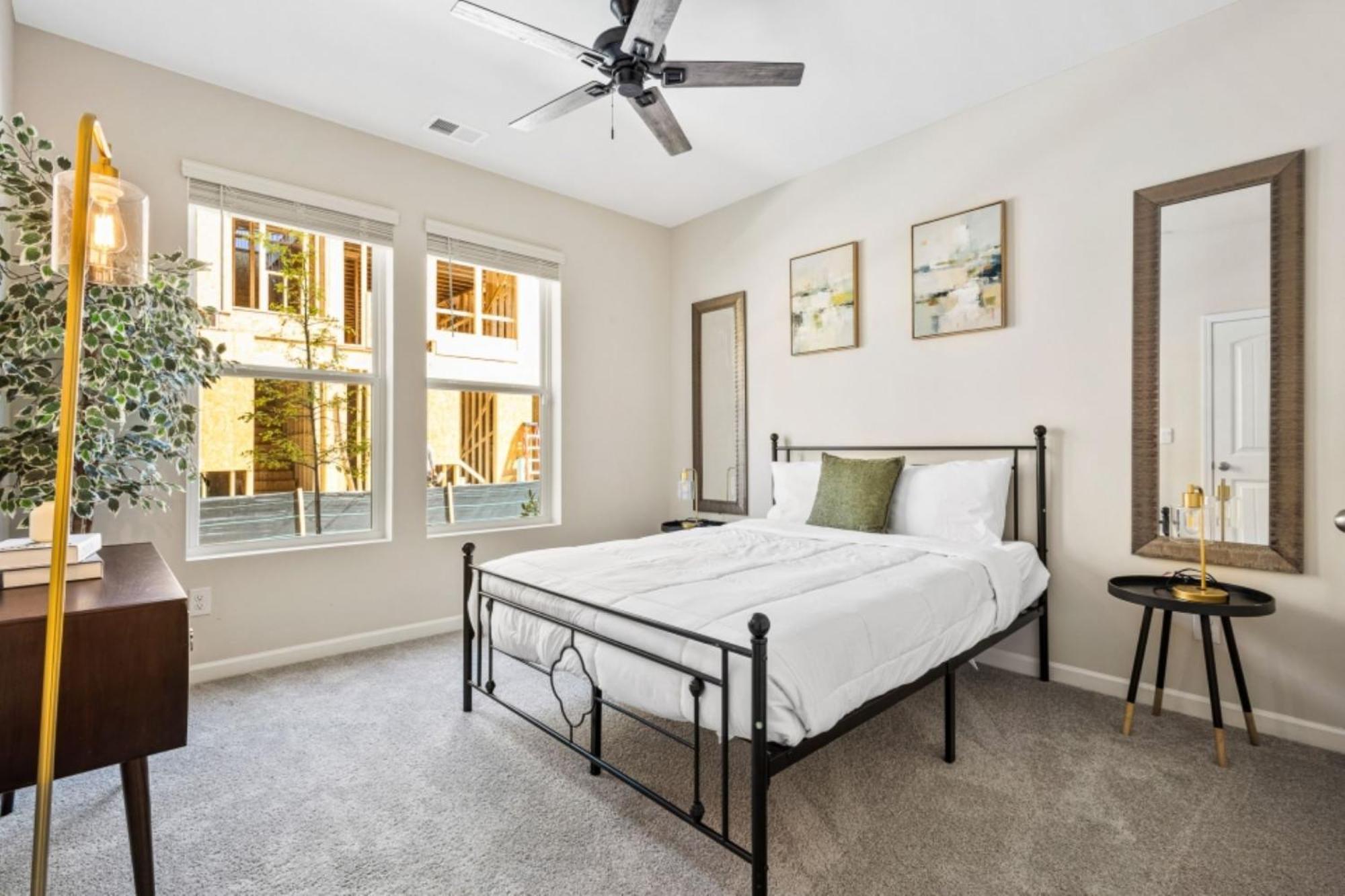 Homestay Price Cut, New Lux 5 Mins To Airport , 15 Min To Downtown, 25 Min To Buckhead With 3 Beds And 3 Baths