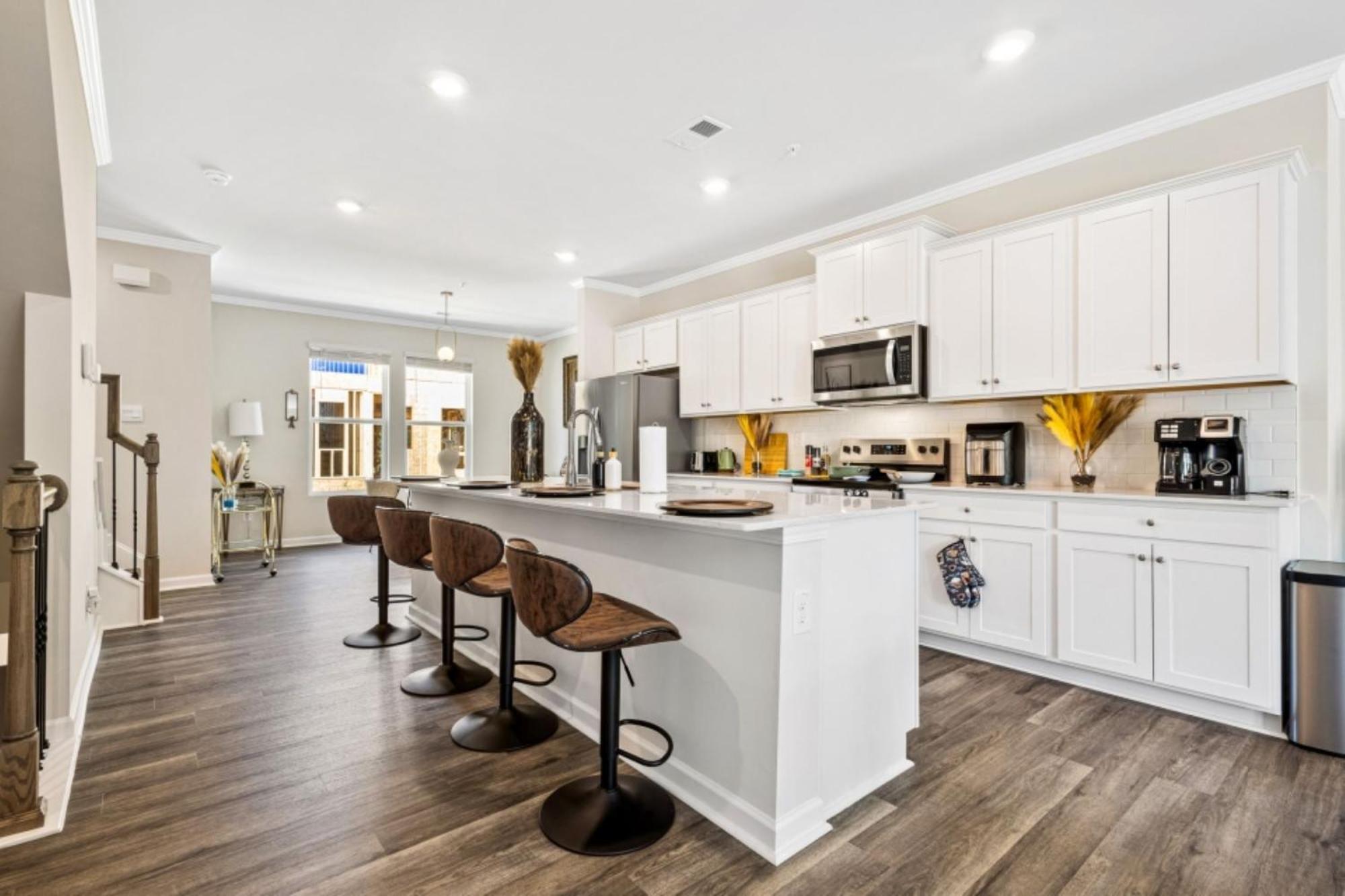 Homestay Price Cut, New Lux 5 Mins To Airport , 15 Min To Downtown, 25 Min To Buckhead With 3 Beds And 3 Baths *